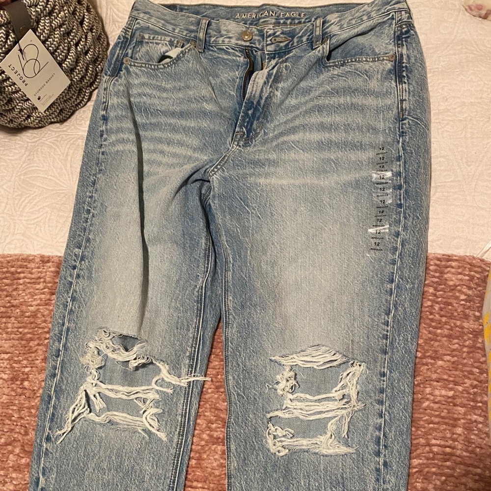 American Eagle knee wripped jeans